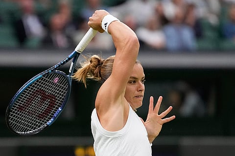Maria Sakkari plays a forehand return to Emma Raducanu 